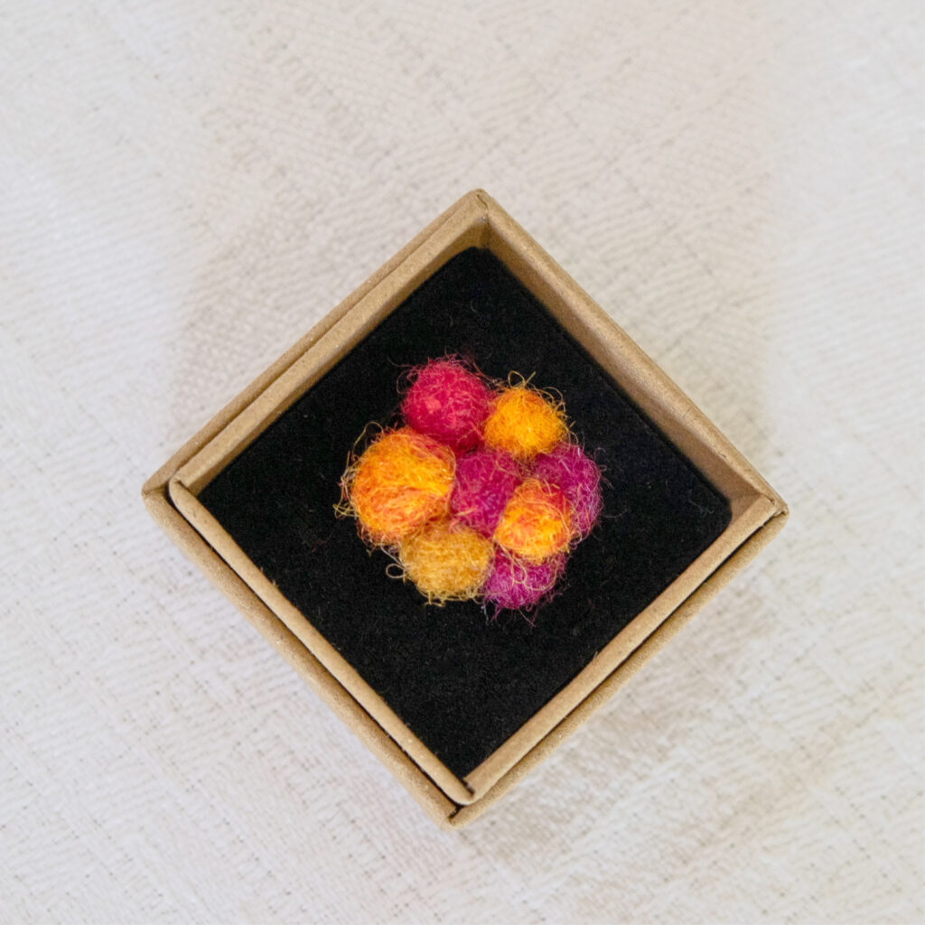 Nålfiltad ring Salt design